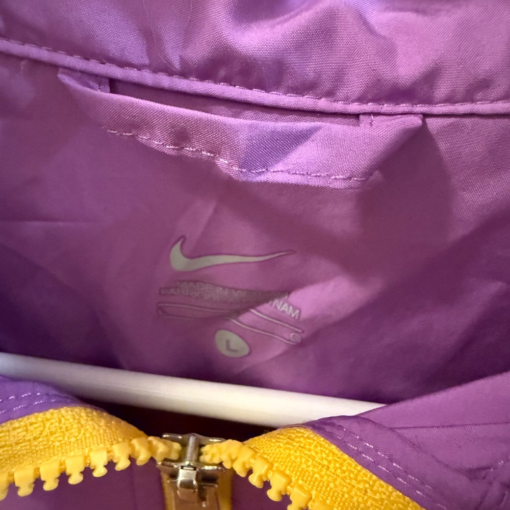 Nike Women's Livestrong Jacket - size L - NWOT - Picture 3 of 3